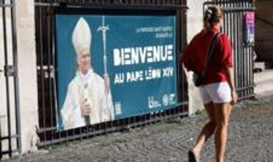 Hundreds of thousands expected in Paris for Pope's visit